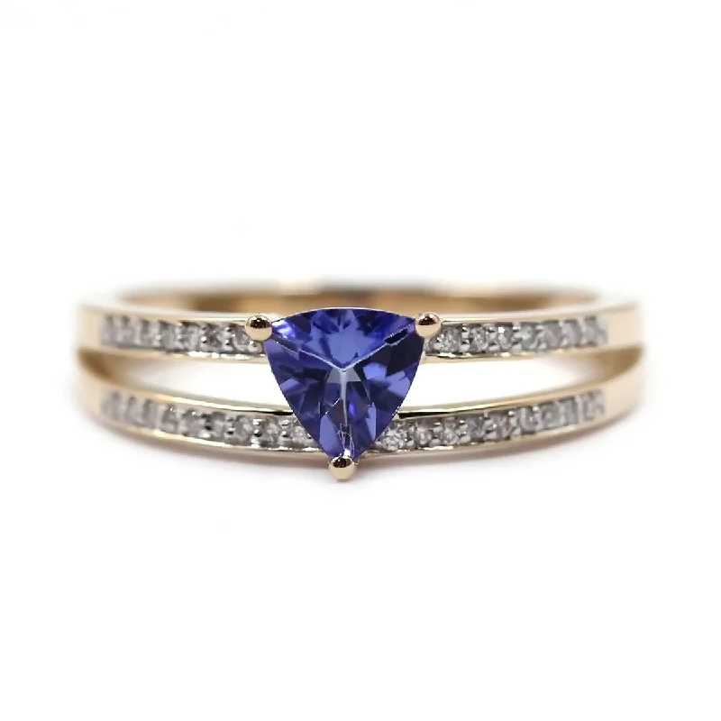 14KT Yellow Gold Tanzanite and White Diamond Ring